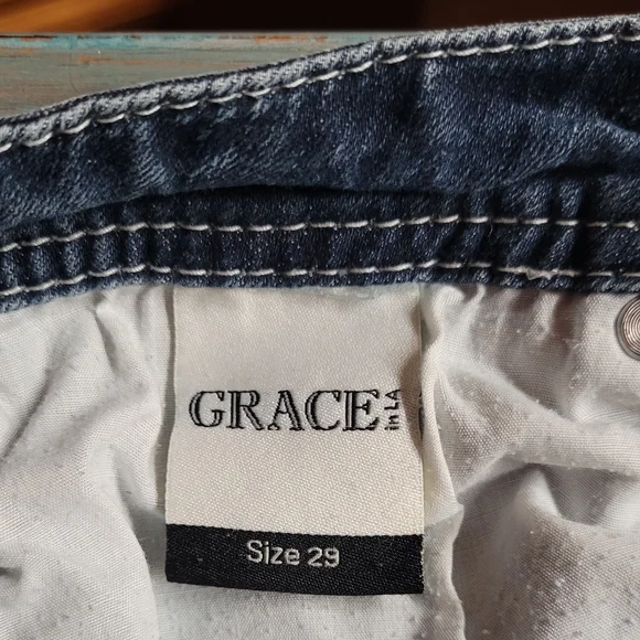 Grace in LA Distressed Blue Jeans with Floral Embroidery Size 29 - Picture 4 of 8
